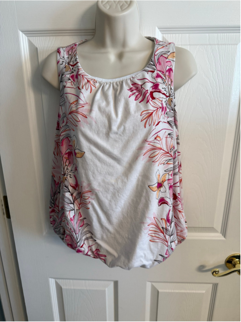Chicos Size 1 M White Floral Tropical Bubble Hem Sleeveless Tank Top Blouse EUC